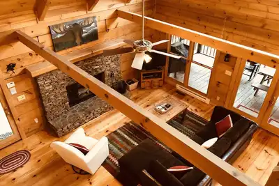 Image de Nature's Retreat chalet rustique niché dans les montagnes de Géorgie du Nord.