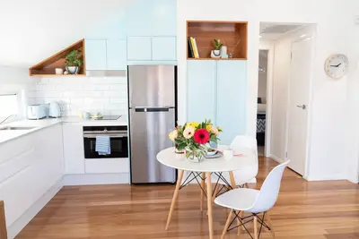 Image de Disponible maintenant | Frais et moderne | à pied des cafés / boutiques et de la plage | 4 personnes + wifi