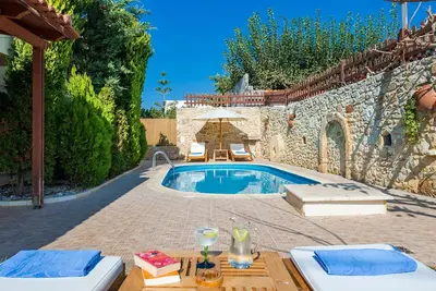 Image de A, traditionnel Villa 4 chambre accueillante avec une piscine privée dans un village calme