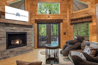 Image de Incroyable cabane en bois rond, niché dans les bois, piscine disponible, bain à remous près de Big Cedar - Three Bear Lodge