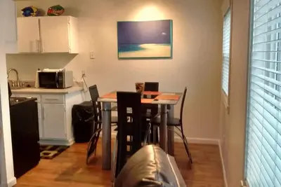 Image de Charmant condo de plage à seulement un pâté de maisons de Boardwalk - Vente!