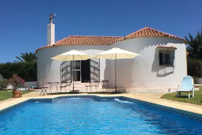 Image de Country Villa avec grand jardin avec pelouse et piscine privée: 10 minutes de la plage