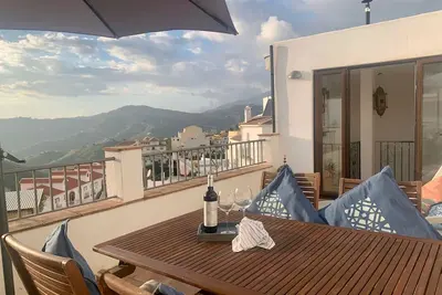 Image de Fabuleuse maison de ville traditionnelle avec grande terrasse sur le toit