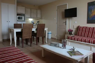 Image de Appartement à La Corniche avec vue sur la mer et la piscine.