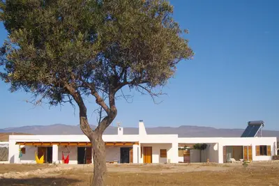 Image de ancienne maison rénovée moderne, piscine privée, à proximité des plages.