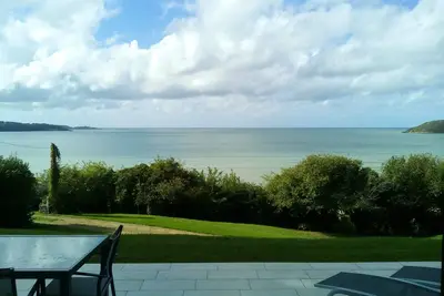 Image de Maison contemporaine vue panoramique sur mer avec jardin