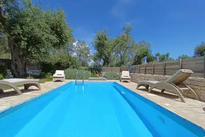 Charmante maison typique avec piscine privée dans un jardin d'oliviers