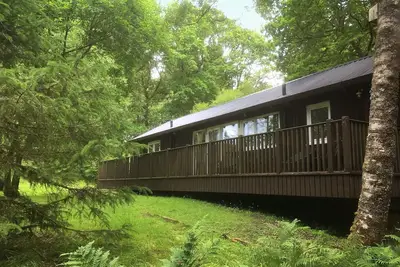 Image de Liever est une charmante cabane en rondins dans une belle forêt près du Loch Awe