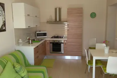 Image de Appartamento con terrazzino attrezzato. Nuovo, tranquillo e dotato di ogni comfort. Spiaggia a 900 mt. 3 min. dal centro, ideale per escursioni su Noto, Siracusa, Etna. . . . . .