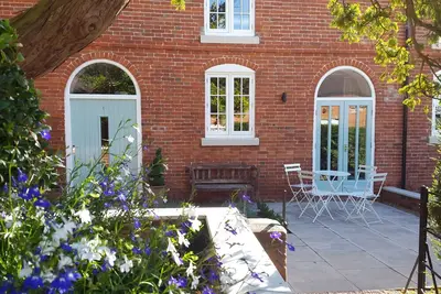 Image de Un chalet agréable de miaule dans l'enceinte privée de Breedon Salle