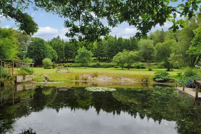 Image de Havre paisible de Millpool Lodge avec 3 acres de magnifiques jardins, des cascades et un bain à remous
