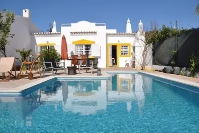 Image de Villa à 500 Mètres de la mer Avec Piscine D'eau Salée Privée à Meia Praia