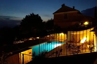 Image de Bastide du 19ème siècle parmi les oliviers: grande propriété avec piscine et vue splendide