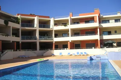 Image de Un grand appartement orienté plein sud avec les chaînes de télévision britanniques et une connexion Wi-Fi gratuite