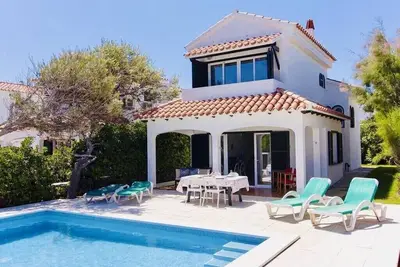 Villa de 3 chambres avec piscine privée et vue imprenable sur mer à 5 minutes de la plage. Wifi