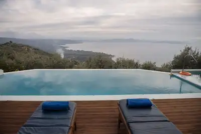 Image de Pinakates, Pelion, Piscine à débordement avec vue à couper le souffle vers la mer