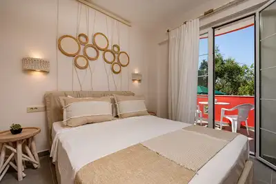 Image de Villa Spiros - Le studio attenant peut accueillir jusqu'à 3 personnes