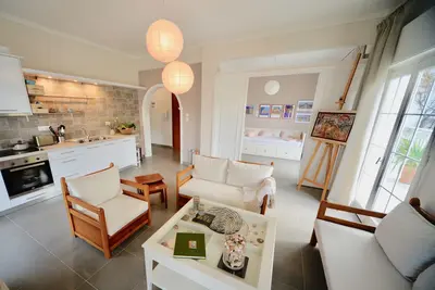 Image de Sunlit, appartement récemment rénové avec 20m² balcon et vue sur la mer