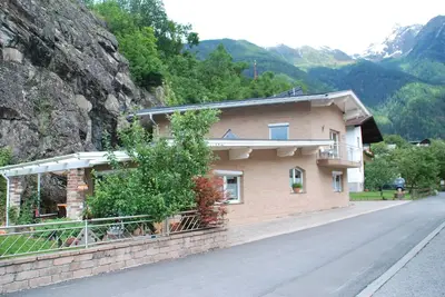 Image de Logement spacieux avec balcon et jardin