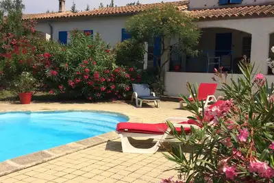 Image de Grande villa climatisée dans jardin arboré, piscine