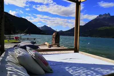 Image de Lac Annecy : maison de standing pieds dans l'eau avec vue lac et montagnes