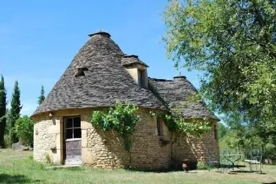 Image de Authentique borie du Cause aux murs et insolite toit de pierre en Périgord Noir