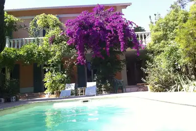 Image de maison provençale avec piscine proche plage dans le sud de la france