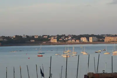 Appartement  sur mer accès direct à la plage jardin terrasse balcon privatifs.