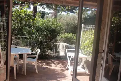 Image de Grand studio en rez de jardin avec terrasse arborée, proche mer et commerces