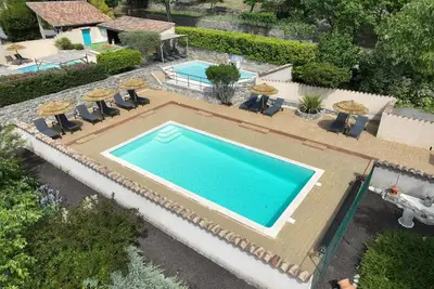 Image de Gîte Spacieux en pierres, Piscines, Wifi, Aire de jeux, tennis