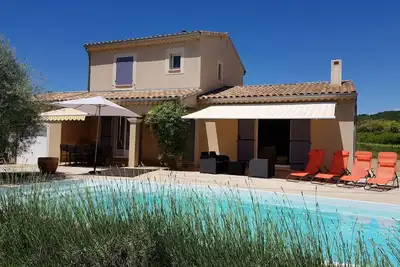 Villa  Tout confort, entièrement climatisée, avec piscine privée chauffée.