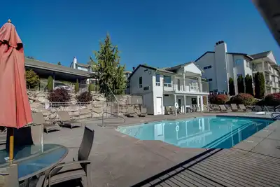 Image de Spacieux condo en face du parc municipal Don Morse et accès au lac w / piscine partagée