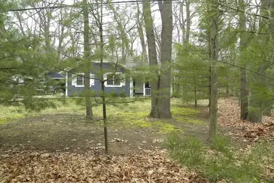 Image de Chalet confortable sous les chênes, les érables et les pins blancs