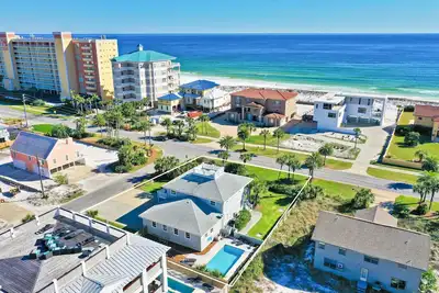 Image de Salle de jeux interactive | Piscine privée et plage | Vues panoramiques sur la plage | 22 personnes