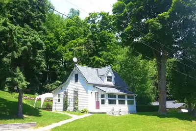 Image de Confortable Cottage de 2 chambres situé à 3 minutes à pied de la plage de sable publique!