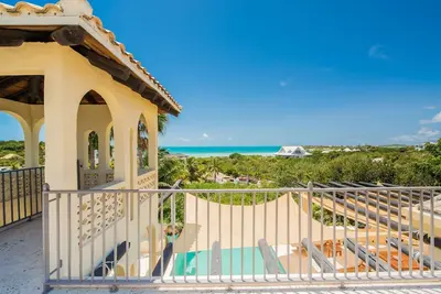 Image de Villa Jasmine allie la vie intérieure / extérieure avec un joli décor méditerranéen.