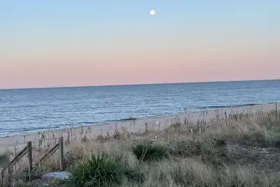 Image de 4br Primehook maison en bord de mer avec porche avant incroyable!