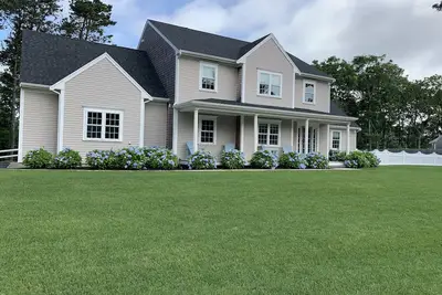 Image de Nouvellement construit et joliment décoré 4 chambres (2 maîtres) Cape Getaway!
