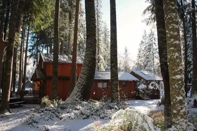 Image de Chauffage au bois en hiver et refroidi par Ac en été. Près du mont. Rainier.