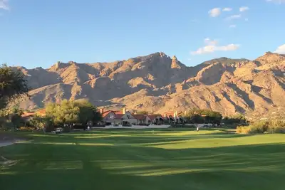 Image de Magnifique maison fermée La Paloma avec vue imprenable sur la montagne, le golf et la ville