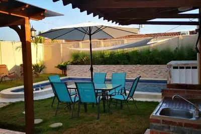 Image de Sloth house - Piscine communautaire.