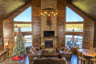 Image de Luxury Lakefront Lodge ~ Prestations gratuites ~ Grande piscine ~ Dock ~ Kayaks ~ 2mi à la Ddc ~ MiniGolf