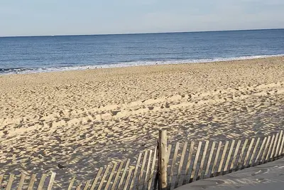 Image de Profitez de la plage, de la piscine, du tennis, de la navigation de plaisance, du crabe et plus encore pour une vacance amusante et relaxante!
