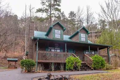 Image de Nouvelle Liste! Cabane Woodsy avec bain à remous privé, foyer au bois et table de hockey sur air!