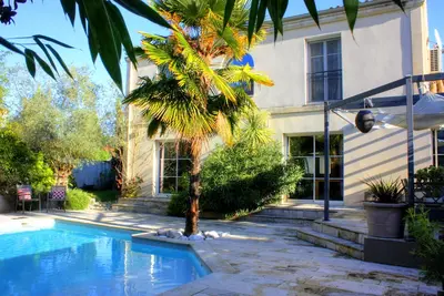 Image de Jolie maison, 5 chambres avec piscine chauffée à 15 min de Bordeaux Centre