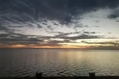 Image de Condo Waterfront avec vue directe sur la Nasa très proche de la plage