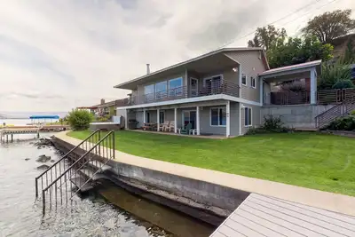 Image de Magnifique maison avec 92 pieds de bord de mer privé, terrasse de bain, plafonds estimés et plus!