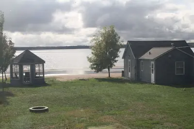 Image de La plage appelle. . . juste devant votre fenêtre. . . venez vous détendre et jouer!