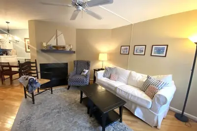 Image de Historic Charmer Downtown, Vues de l'eau et le stationnement!