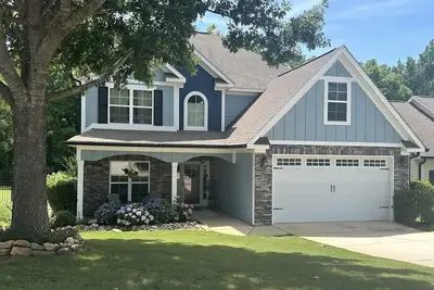 Image de Magnifique ferme inspirée de la maison Tudor Branch de 4 chambres!
